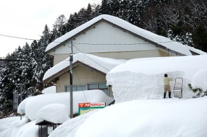 Heavy snow can put buildings at risk (Photo courtesy of Wikimedia Commons)